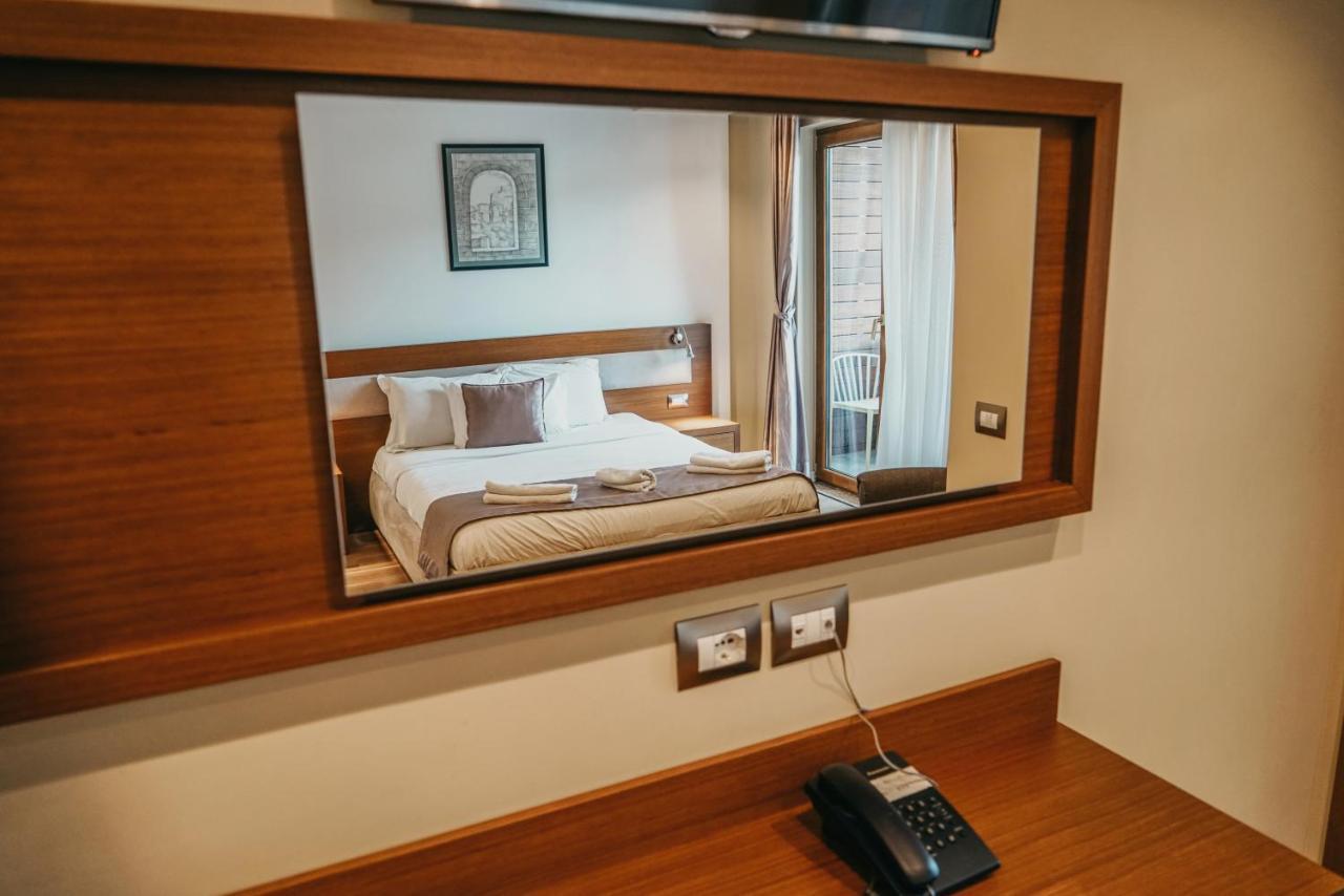 Center Hotel Gjirokaster Bagian luar foto