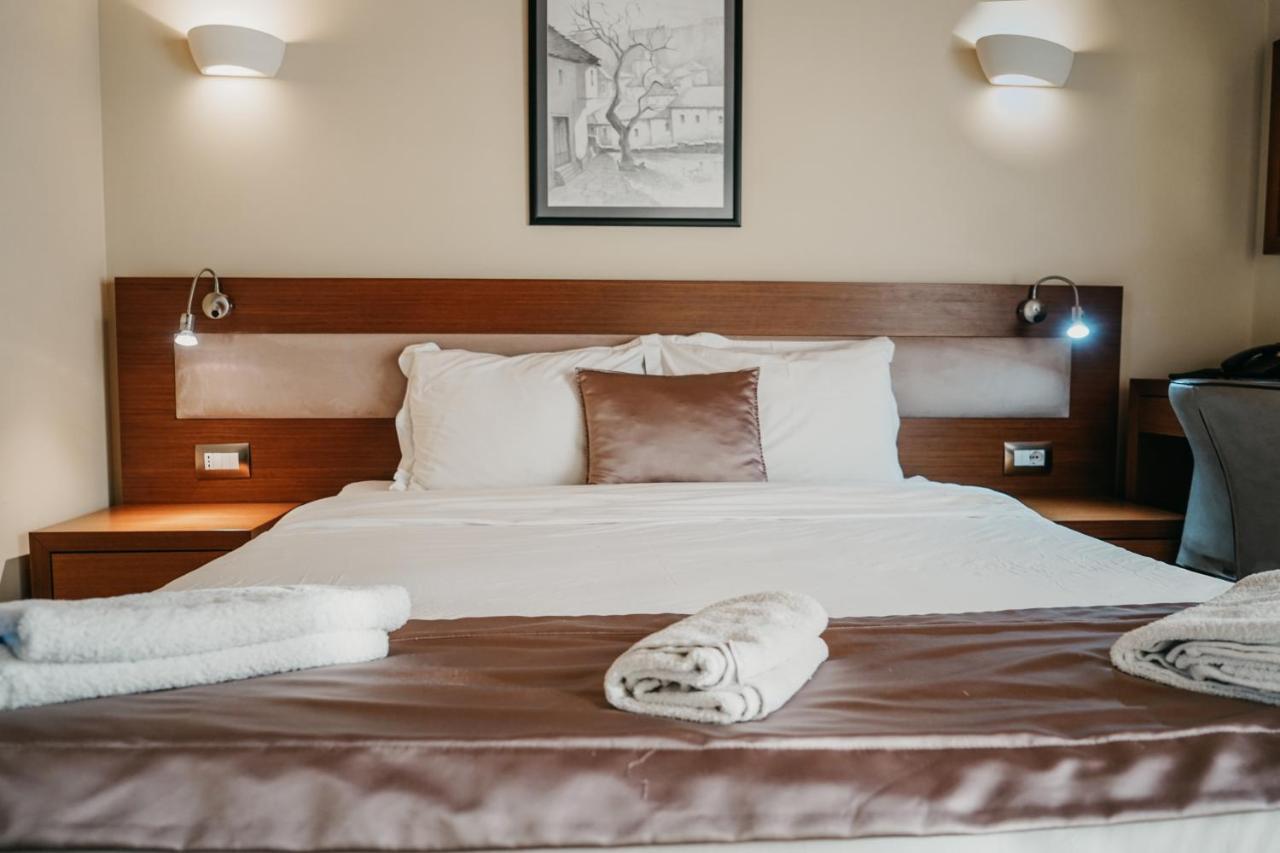 Center Hotel Gjirokaster Bagian luar foto