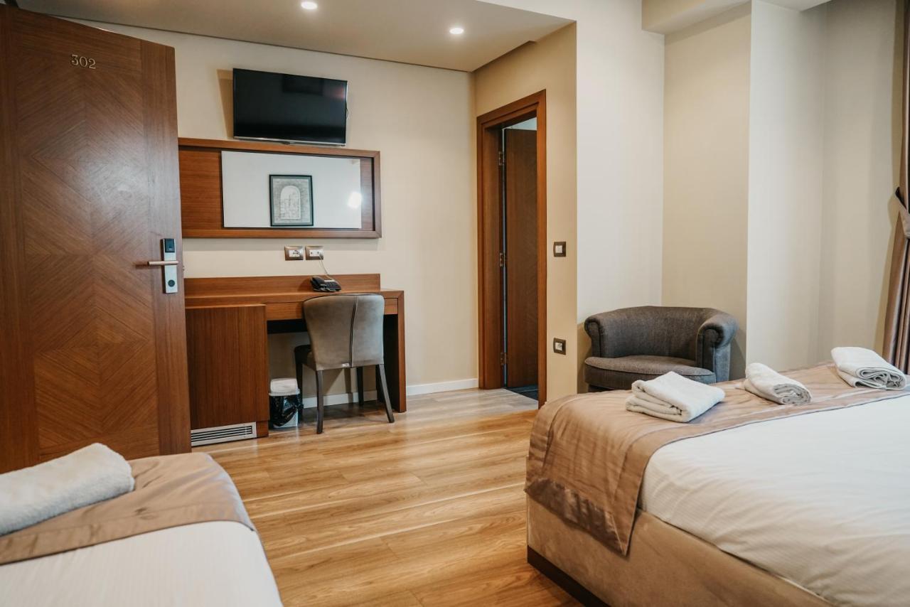 Center Hotel Gjirokaster Bagian luar foto