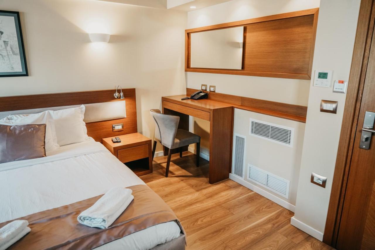 Center Hotel Gjirokaster Bagian luar foto