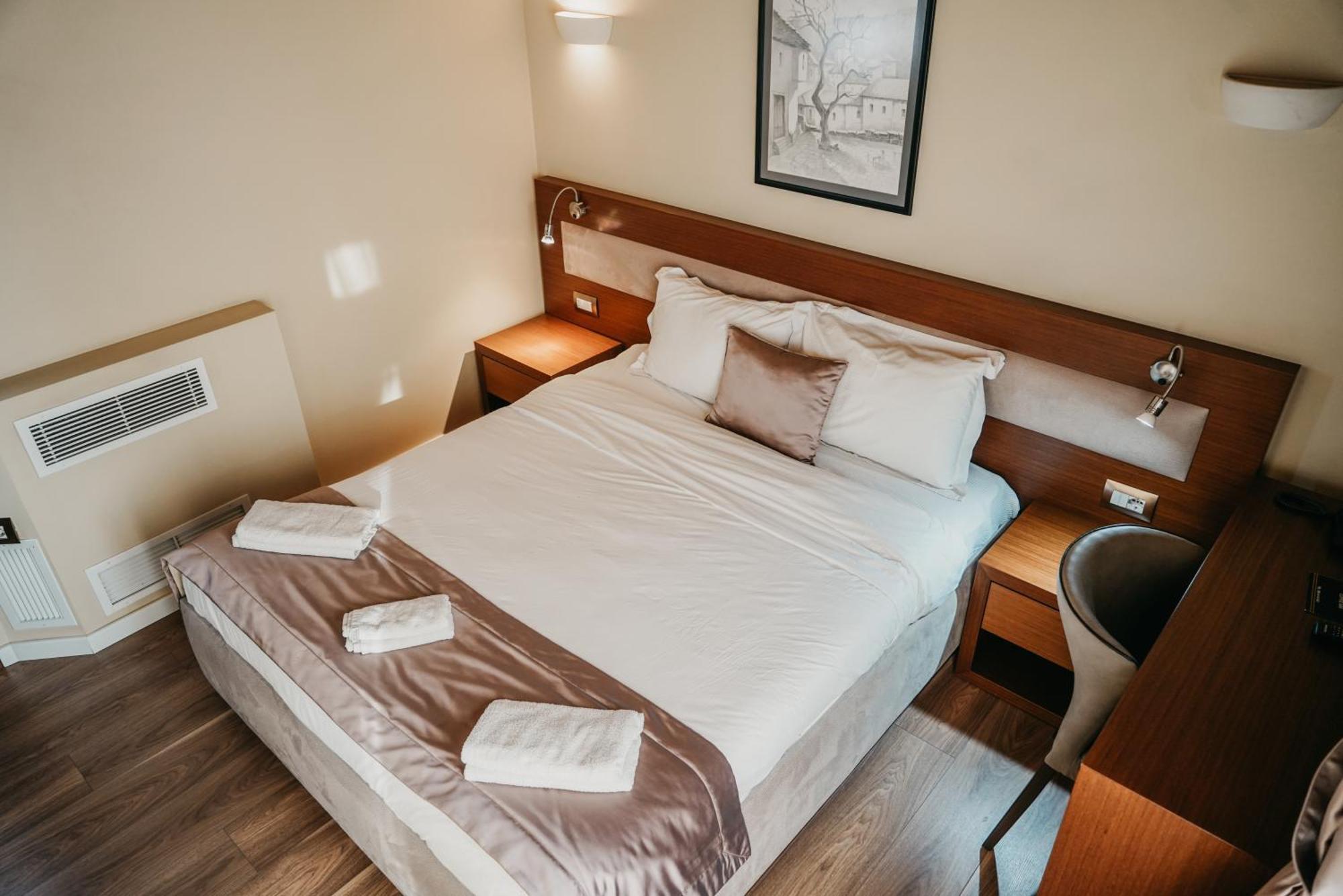 Center Hotel Gjirokaster Bagian luar foto