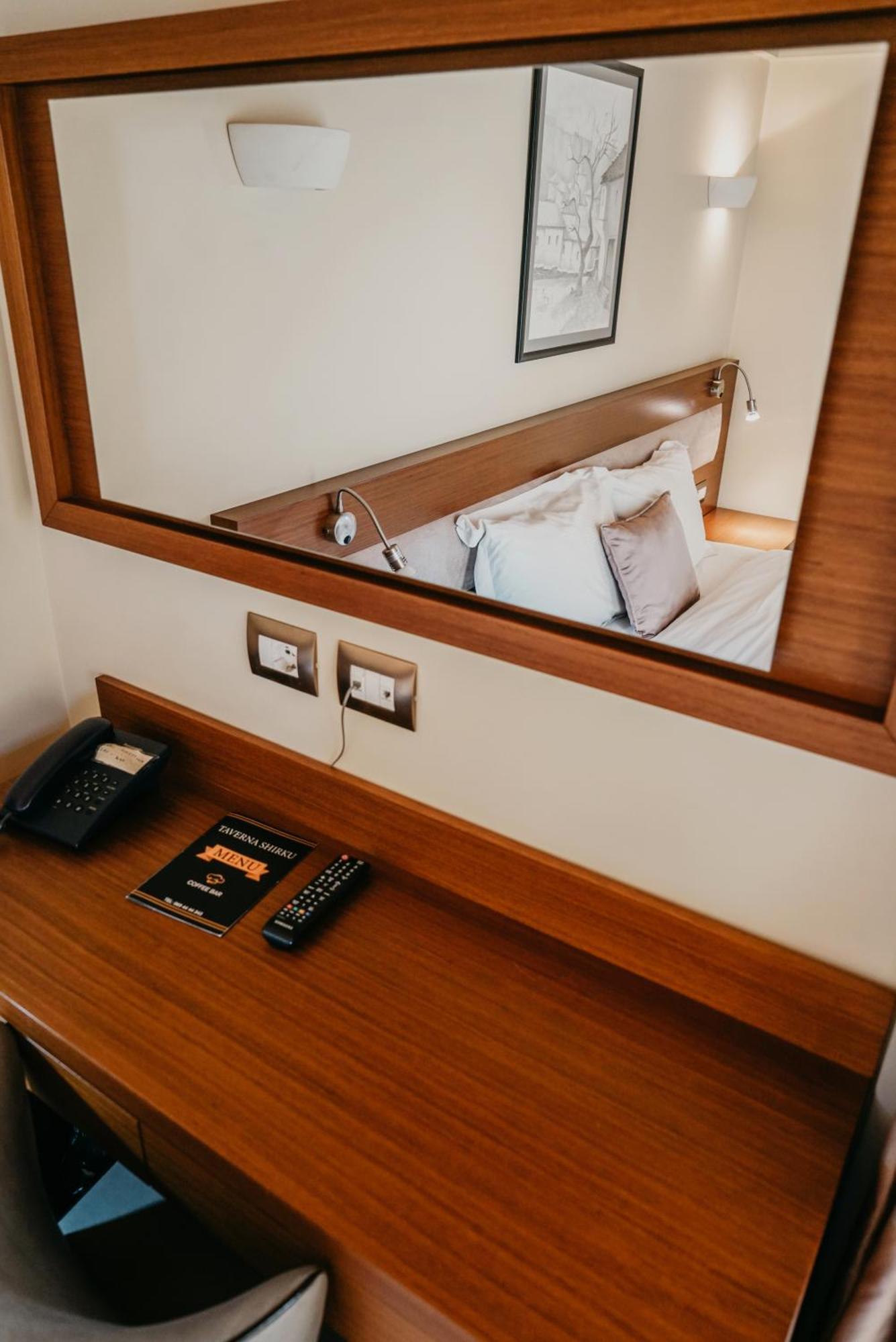 Center Hotel Gjirokaster Bagian luar foto