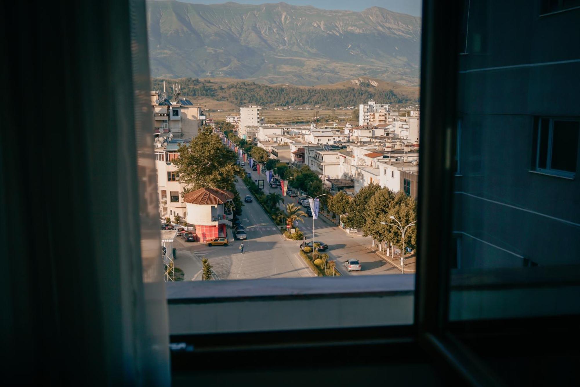 Center Hotel Gjirokaster Bagian luar foto